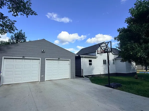 1418 11th Ave NW, Minot, ND 58703
