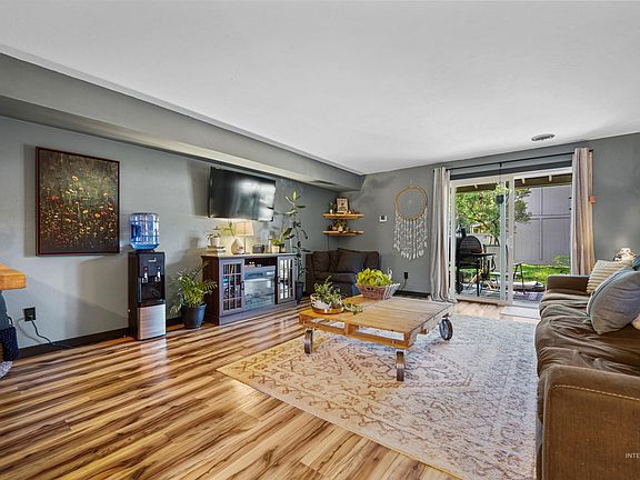 3rd image of 348 N Eagle Glen Ln