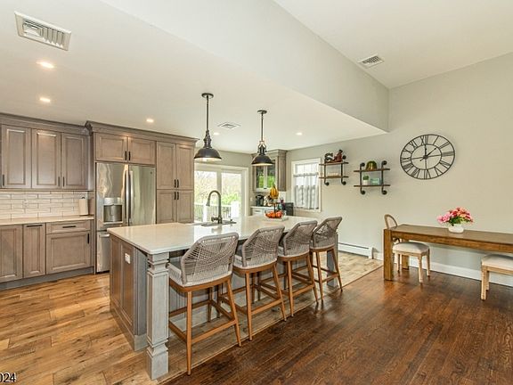 4th image of 15 Windsor Dr