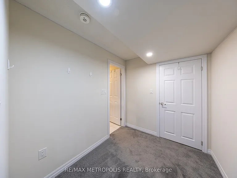 39 Northrop Ave — Photo 27