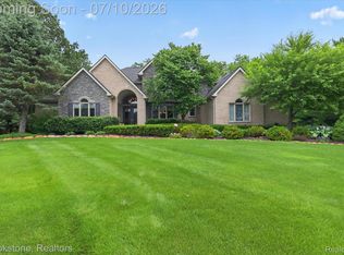 1330 Corey Cv, White Lake, MI 48383