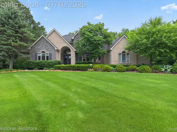 1330 Corey Cv, White Lake, MI 48383