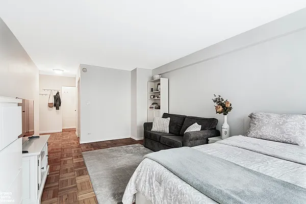 Rented by Brown Harris Stevens | media 18