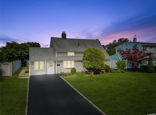 95 Rim Ln, Hicksville, NY 11801