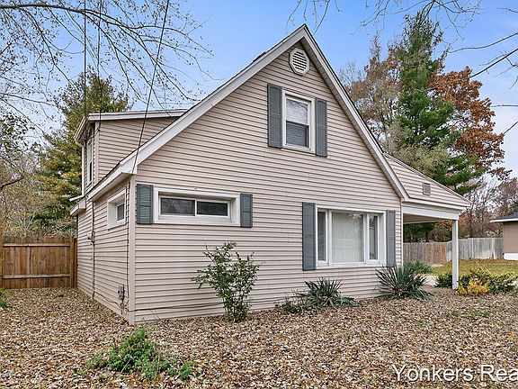 2nd image of 3631 Ivy Dr NE