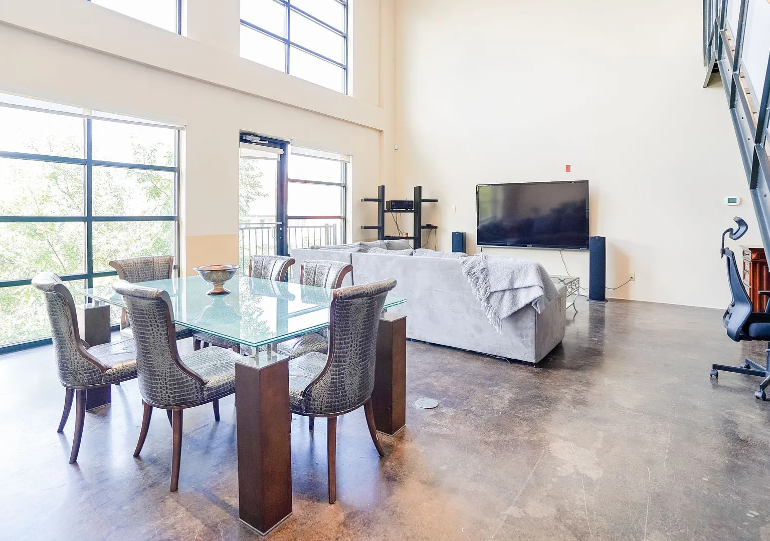 Fully Furnished Mid-Term 2-Level Condo | 1,549 Sq Ft | Private Parking | Shared Living — Photo 1