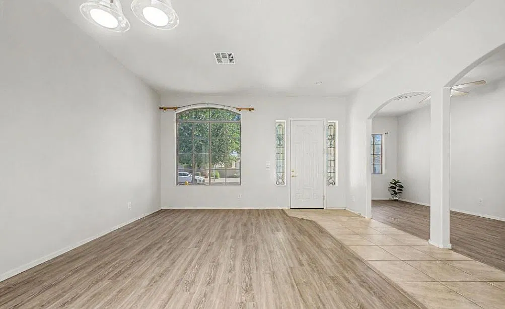 3 bed, 2318 sqft, $2,500 — Photo 3