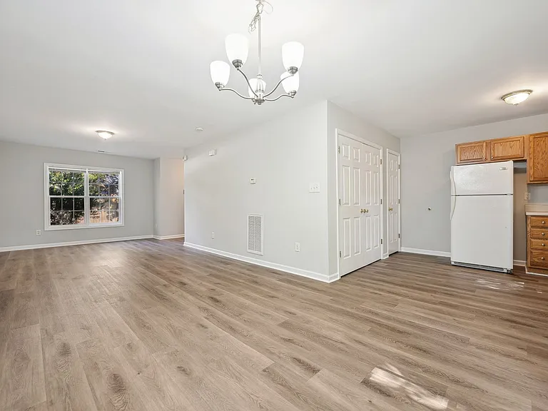 1140 Drew St — Photo 3