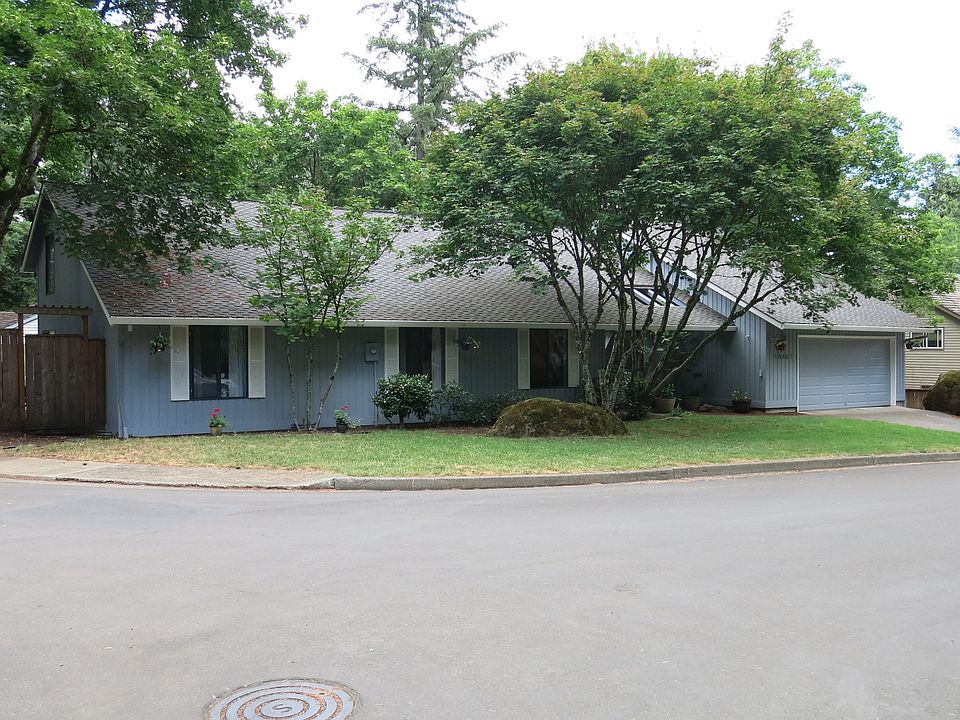 Corner lot on Culdesac