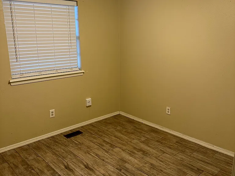 300 Brentwood Dr — Photo 3