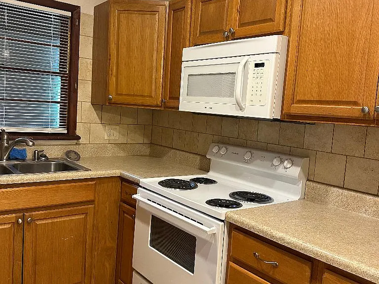 241 Woodview Ave — Photo 10
