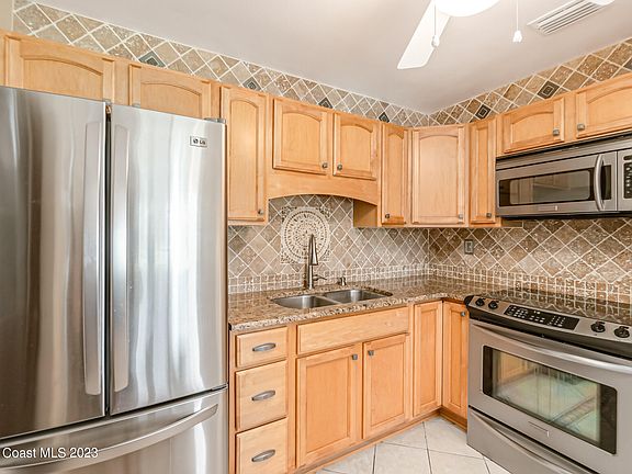 4th image of 165 Churchill Ave
