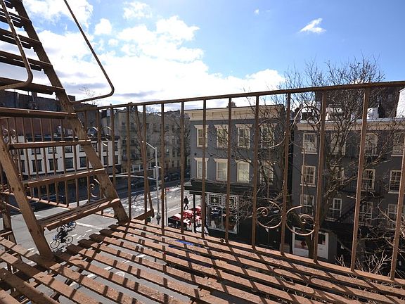 4th image of 303 W 11th St APT 4c