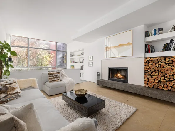 138 Manhattan Avenue HOUSE image 2 of 20