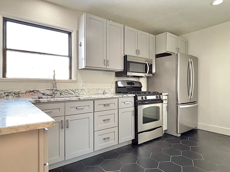 2179 E 2700 S — Photo 12