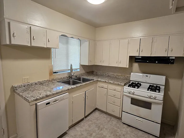 111 Broadmoor Dr — Photo 5