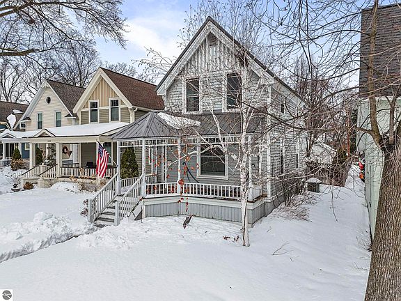 3rd image of 525 Webster St