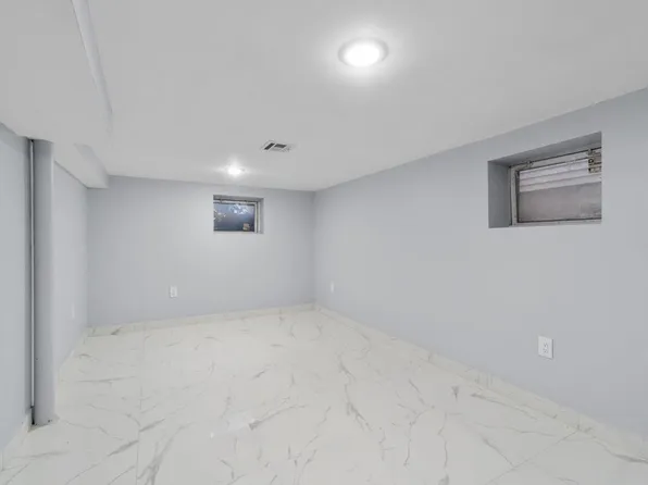 170 West 10th Street image 16 of 19