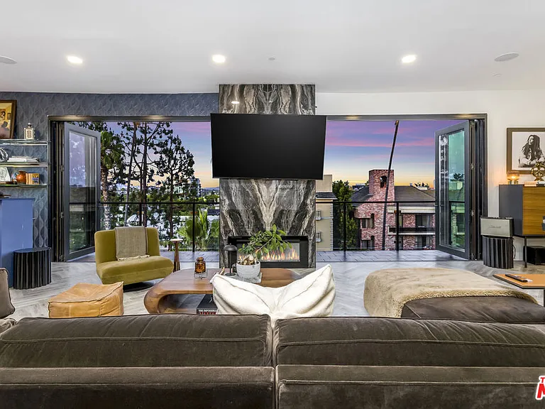 137 N Doheny Dr #4 — Photo 39