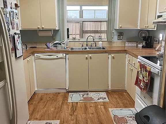 4th image of 16107 Saint Johns Cir