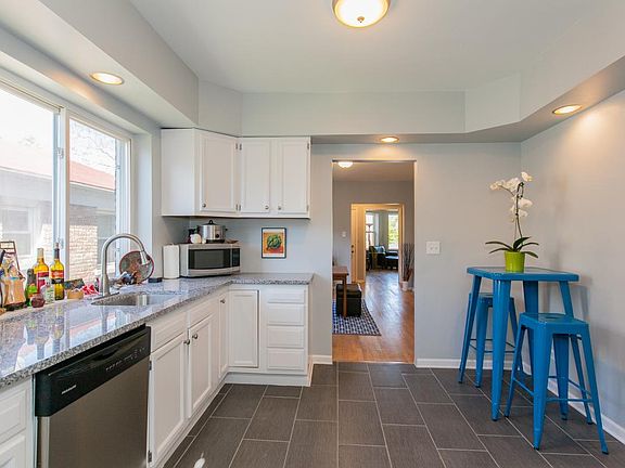 Kitchen (angle 2)