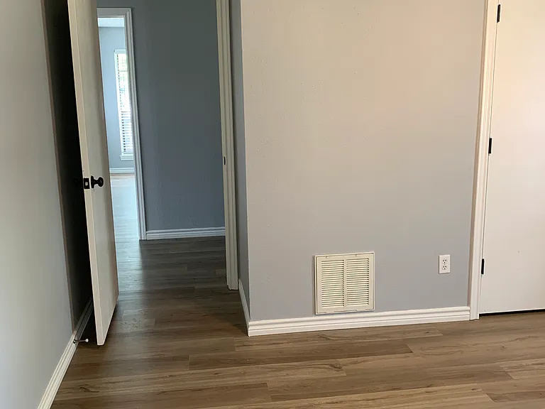 Middle Bedroom/ Home Office