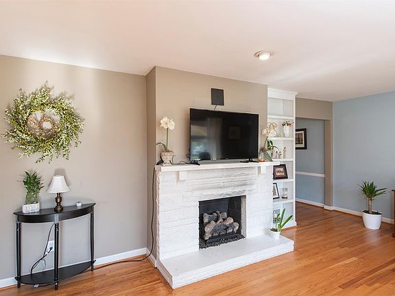 3rd image of 845 Rebecca Dr