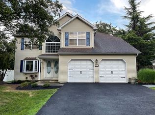 102 Christine Ct, Matawan, NJ 07747