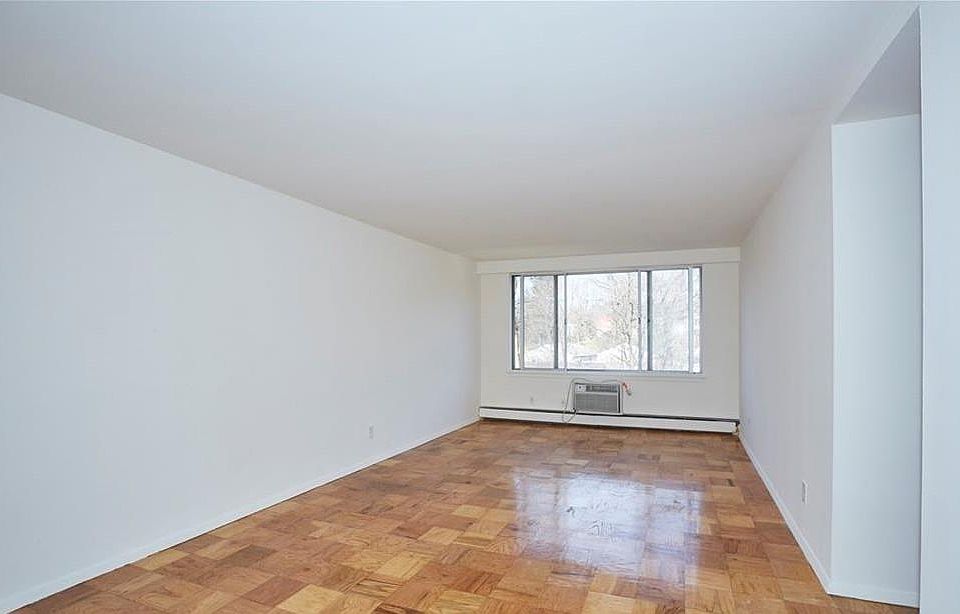 2nd image of 125 Woodcrest Ave