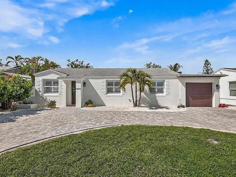14024 N Bayshore Dr — Photo 2