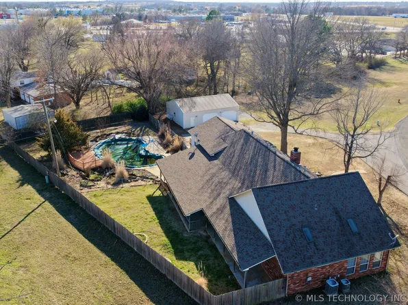 1002 W Knisley Ave, Checotah, OK 74426