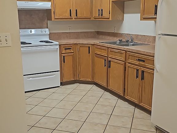 2nd image of 1810 Lexington Cir APT 4
