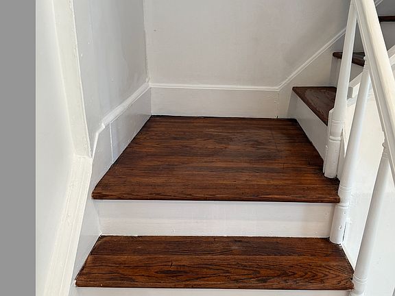 stairs to upstairs bedrooms