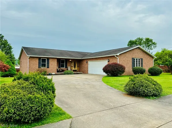 206 Fair Ave, Middlebourne, WV 26149