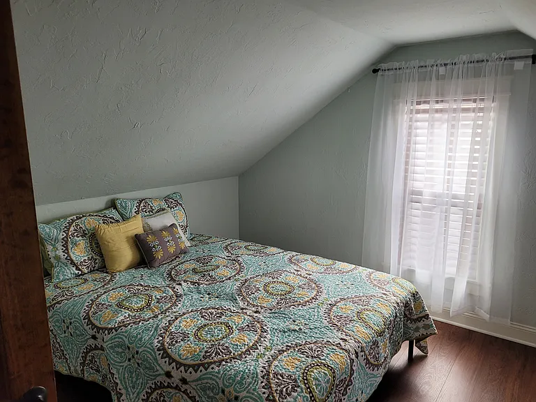 615 E Grove St — Photo 9
