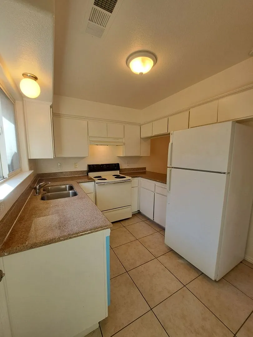 Ashlan Lagoon Apartments — Photo 3