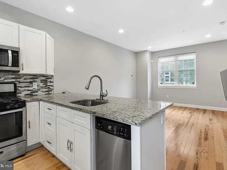 724 E Thompson St — Photo 11