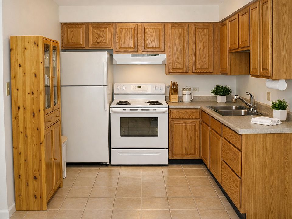 1st image of 560 Lawrence Ave APT 211