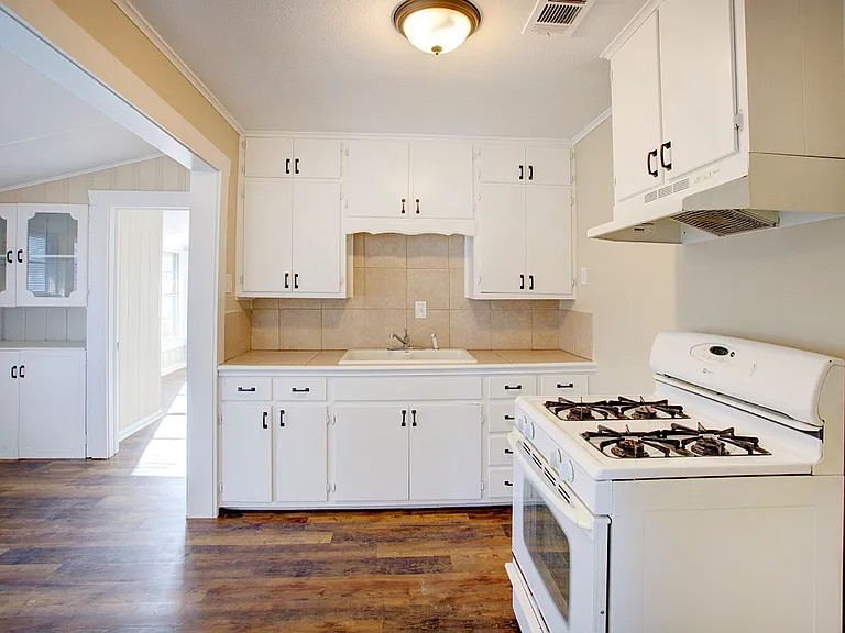 1308 Joslin St — Photo 7