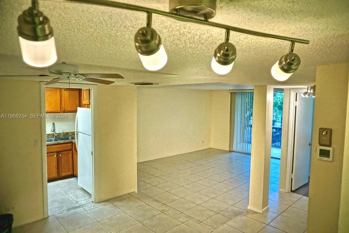 Building Photo - 3740 Inverrary Dr #2N