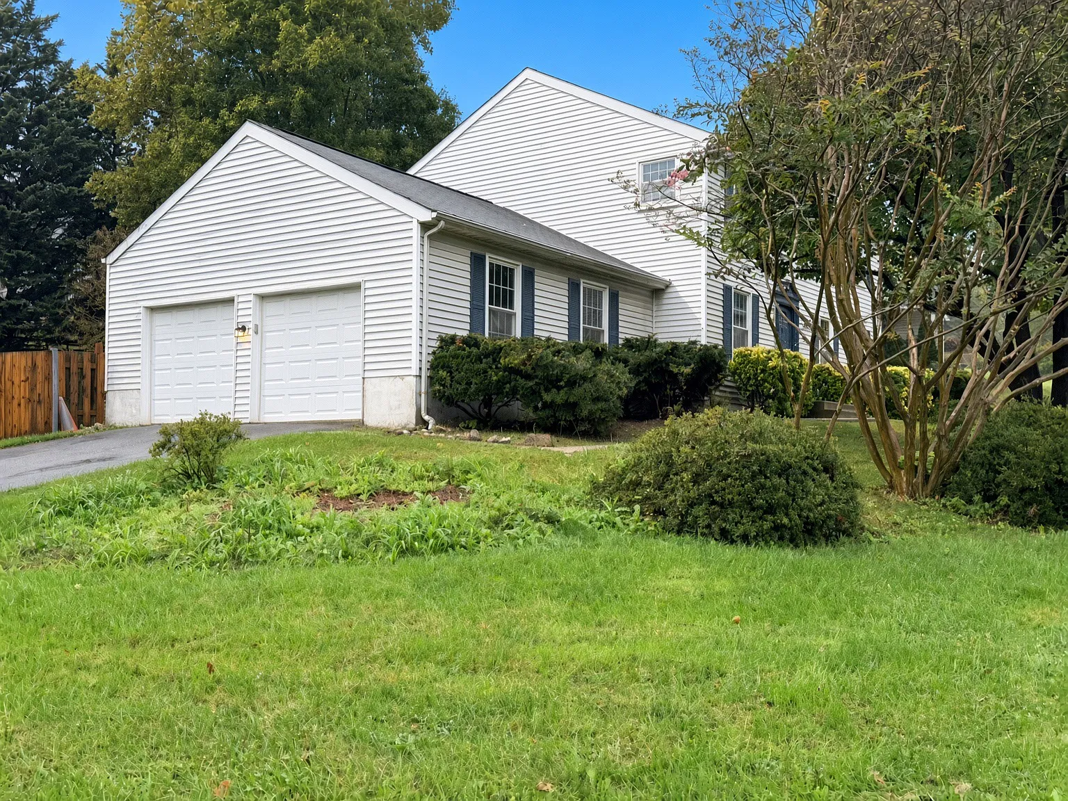 4 bed, 2.5 bath, 2016 sqft, $3,300 — Photo 2