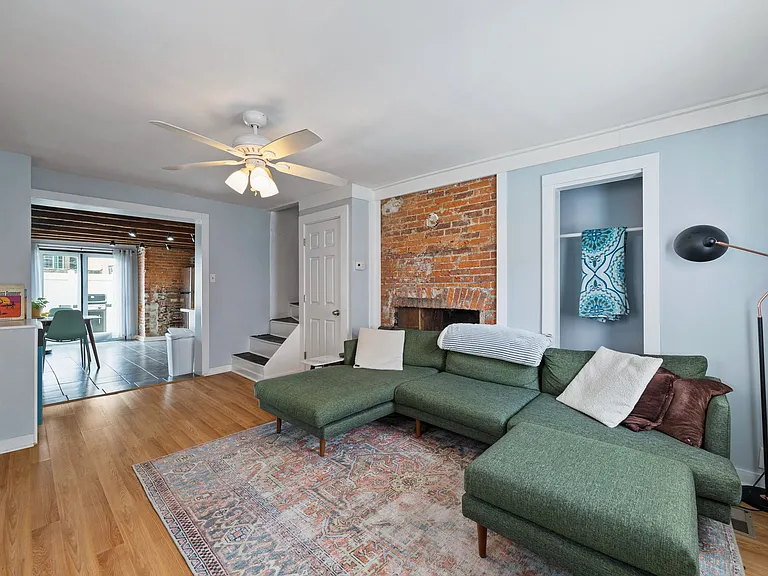 1130 Crease St — Photo 6