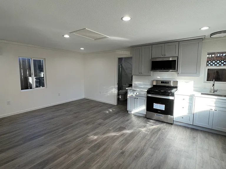 1410 Sanborn Ave — Photo 2