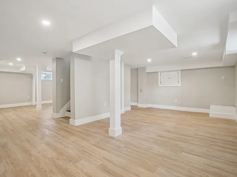 223 Victor St — Photo 23