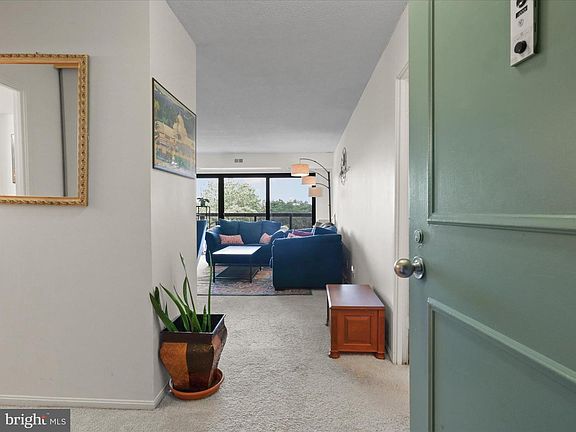 5th image of 205 Yoakum Pkwy Unit 1020