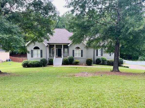 70 Indian Bluff Dr, Sharpsburg, GA 30277