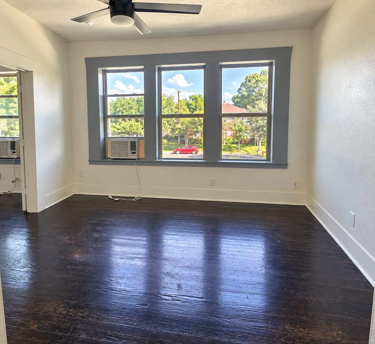 2 bed, 1.0 bath, 3760 sqft, $1,300 — Photo 4