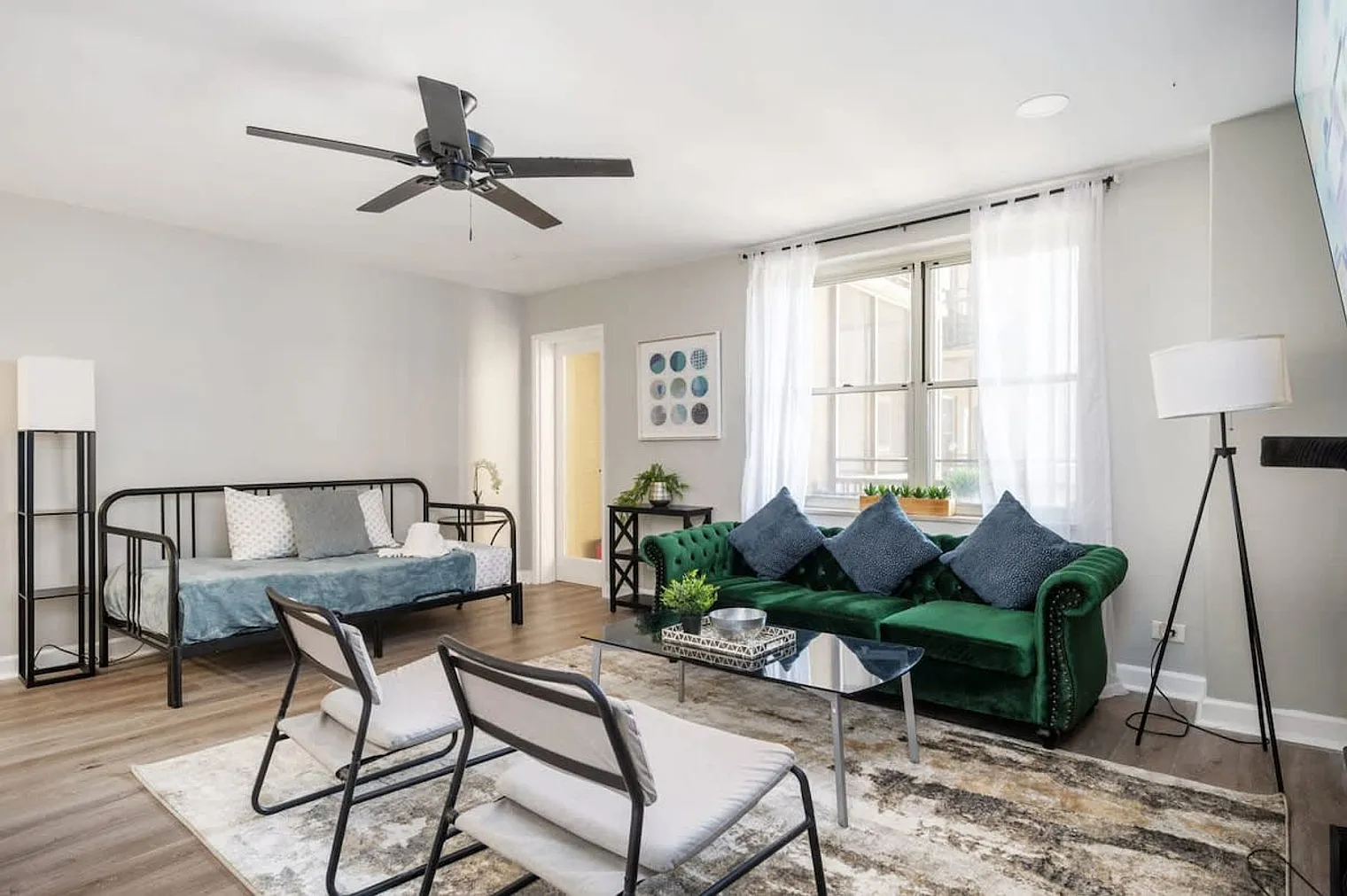 1 bed, 1.0 bath, 495 sqft, $2,729 — Photo 2