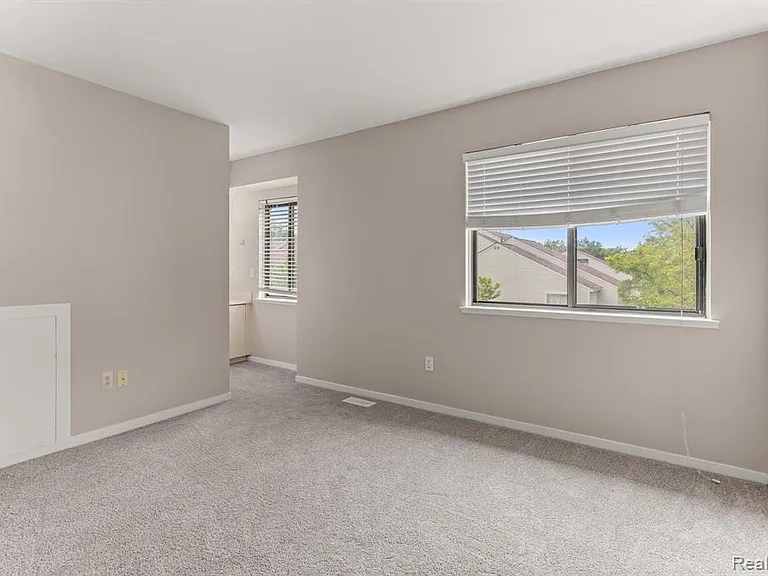 644 Ashley Cir — Photo 10