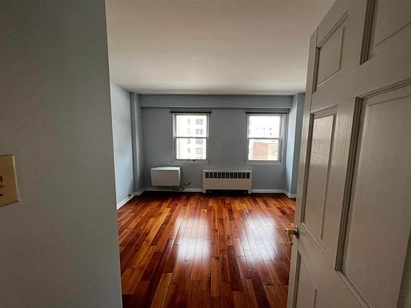 4th image of 2909 N Sheridan Rd